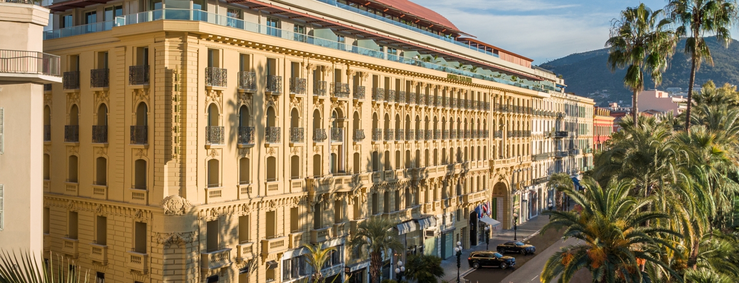 Außenansicht des gelb gestrichenen Anantara Plaza Nice Hotels