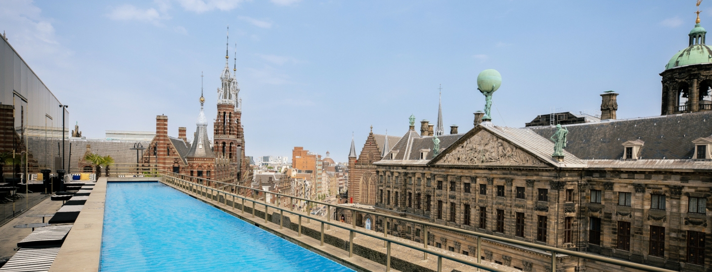 Langer Pool auf der Dachterrasse des W Amsterdam Hotels.