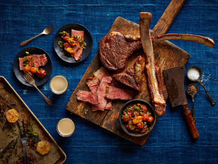 Ribeye-Steak auf Holzbrett