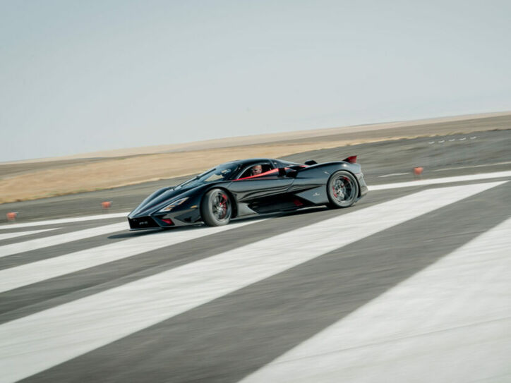 Der SSC Tuatara auf Weltrekordfahrt auf einer Rennstrecke.