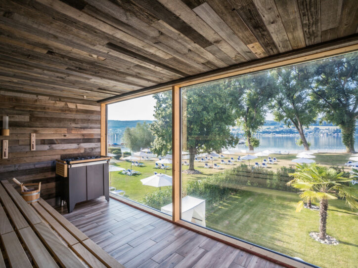 Eine Sauna mit großer Panoramascheibe