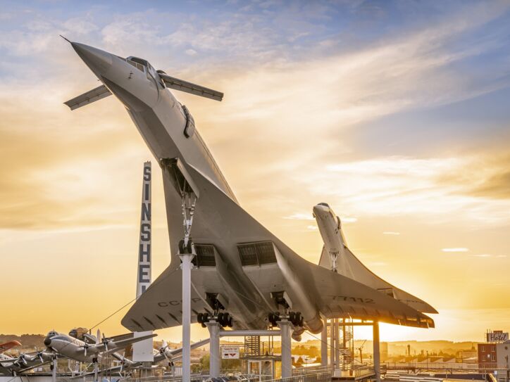 Zwei Überschall-Flugzeuge als Ausstellungsstücke des Technik Museums Sinsheim in der Abendsonne