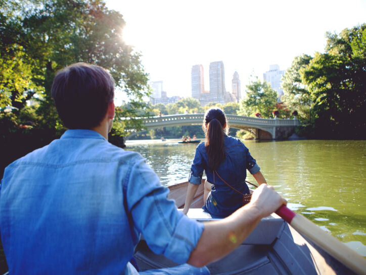 Ein Paar rudert durch den Central Park