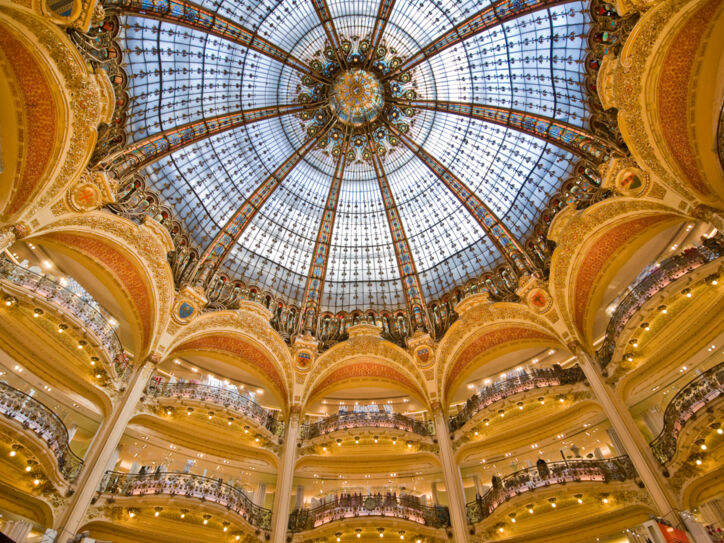 Zentrale, runde Halle des Pariser Kaufhauses Galeries Lafayette mit Balkonen und imposanter Glaskuppel in Jugendstilarchitektur