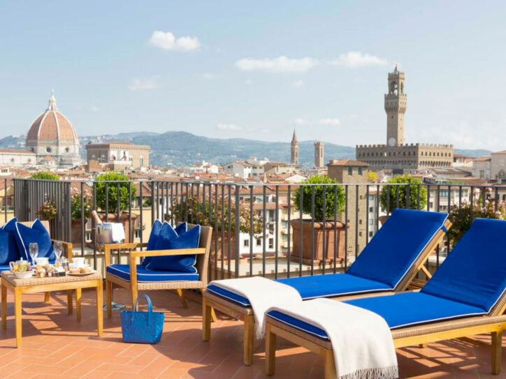 Dachterrasse Hotel Lungarno, Liegestühle im Vordergrund, Blick auf die Stadt im Hintergrund