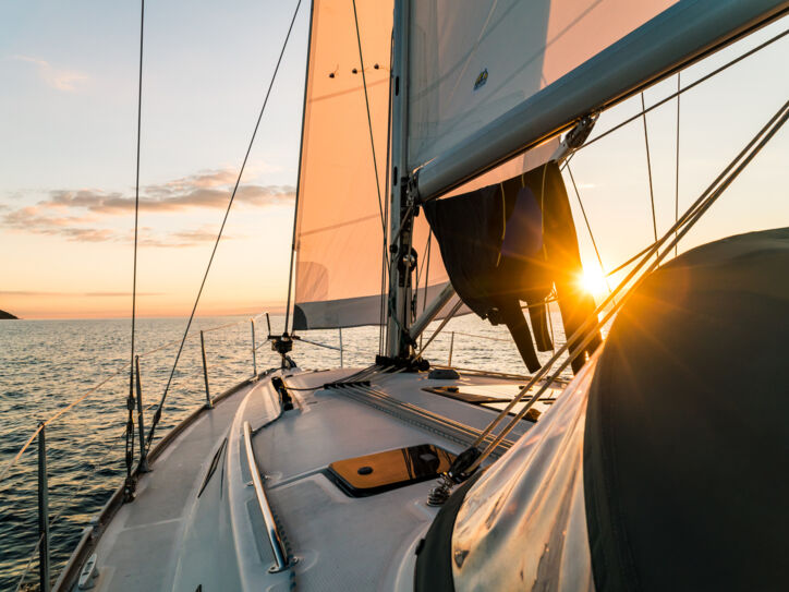 Segelboot, das in den Sonnenuntergang schippert