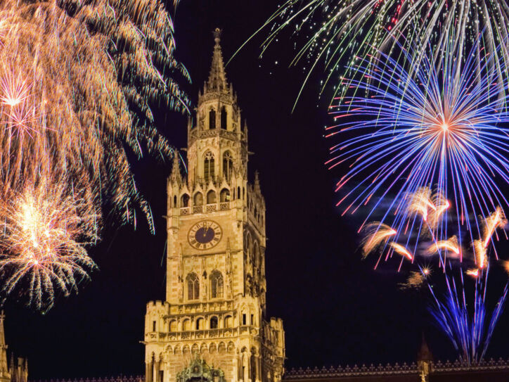 Feuerwerk am Münchener Rathausturm im neugotischen Stil bei Nacht