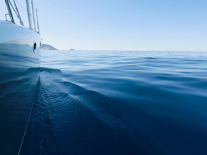 Seitenansicht einer Jacht im Wasser.