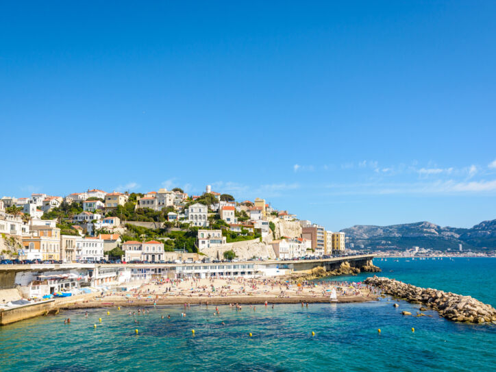 Stadt mit Strand am Meer