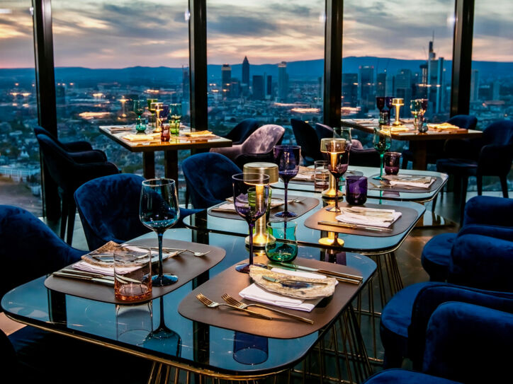 Räumlichkeiten des Restaurant Franziska mit der Skyline Frankfurts im Hintergrund.