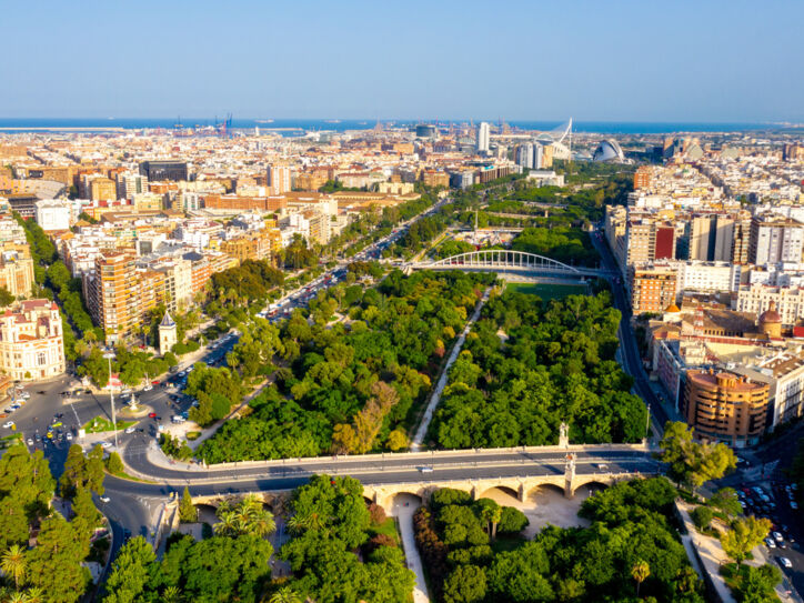 Stadtpanorama von Valencia mit weitläufiger Parkanlage, die das Zentrum durchquert aus der Luftperspektive.