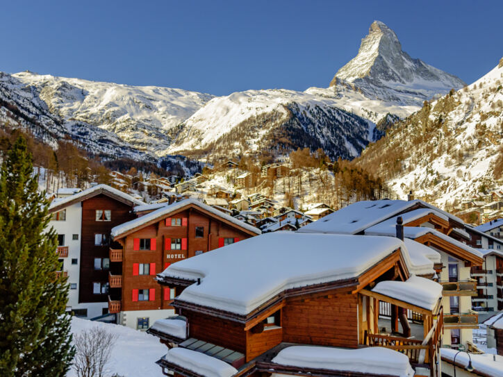 Verschneites Dorf Zermatt mit Matternhorn im Hintergrund. 