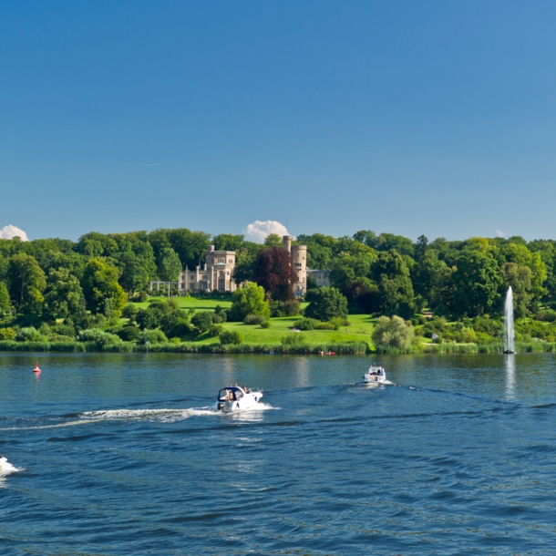 Blick vom Tiefer See auf das Schloss Babelsberg in Potsdam