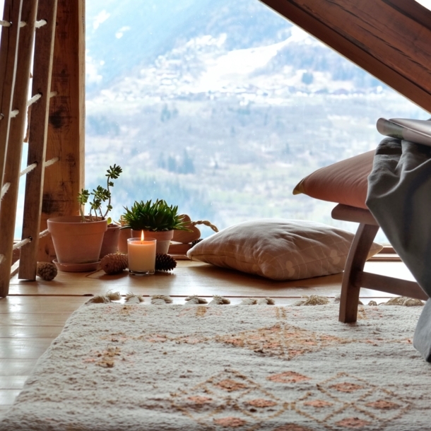 Modernes Chalet von innen mit Aussicht auf die Berge