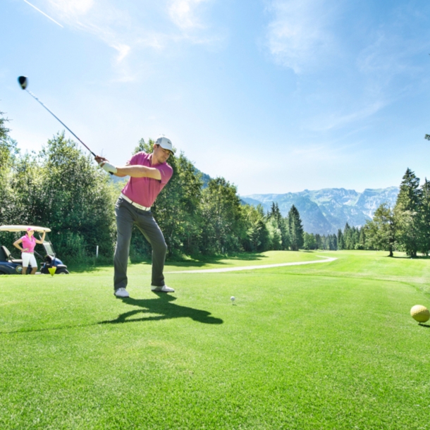 Ein Mann holt zum Schlag auf dem Golfplatz Achensee aus