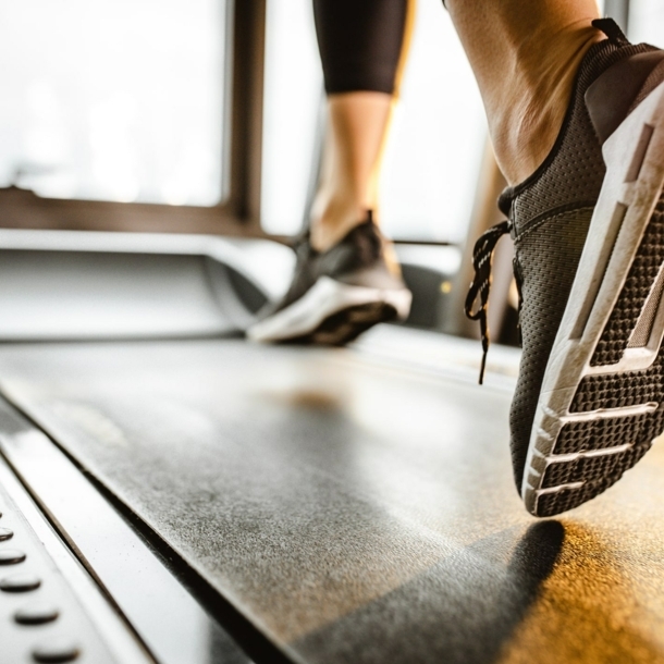 Nahaufnahme von Füßen auf einem Laufband