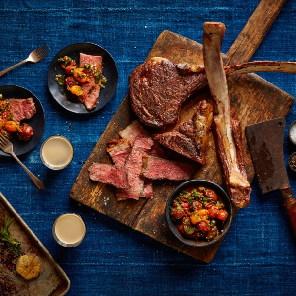 Ribeye-Steak auf Holzbrett