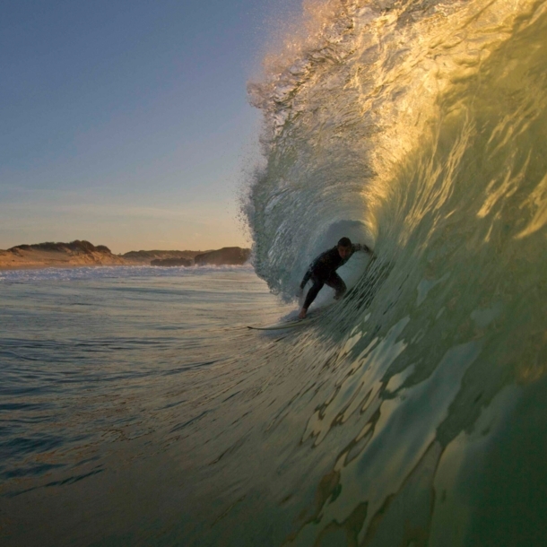 Surfer in einer sich brechenden Welle vor Hossegor in Frankreich