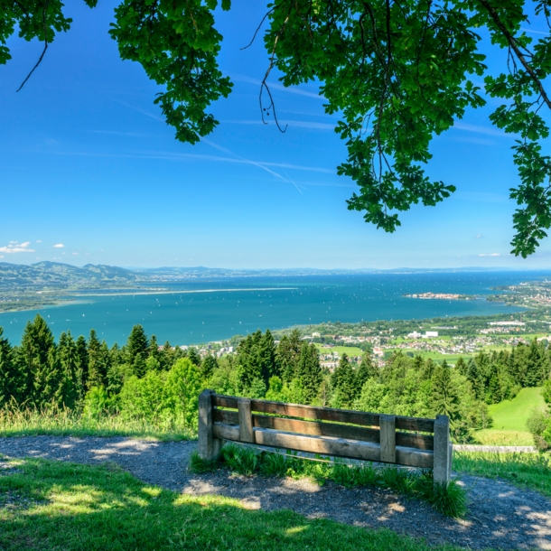 Holzbank mit Blick auf den Bodensee