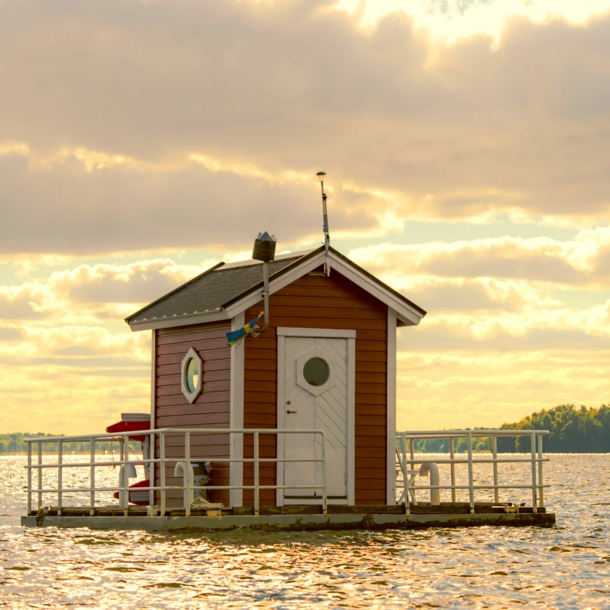 Ein kleines Haus das auf einem See schwimmt