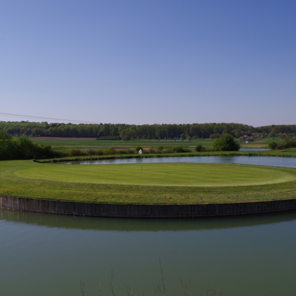 Ein rundes, fast komplett von Wasser umgebenes, Putting Green