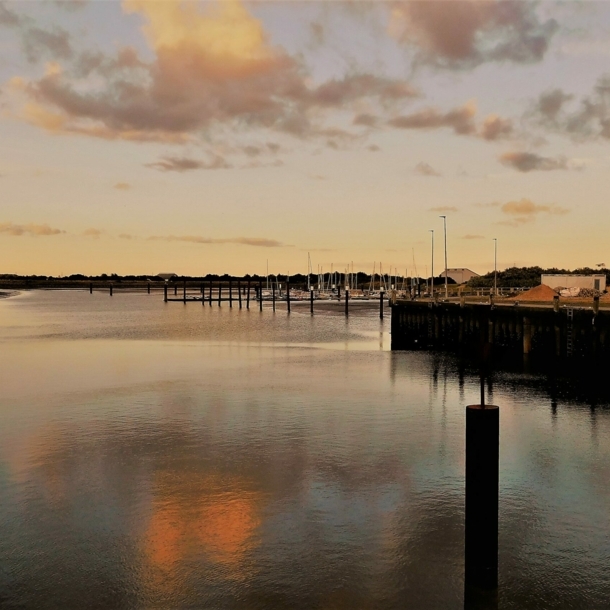 Anleger im Wasser im Sonnenuntergang