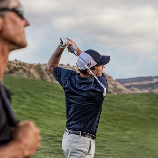 Zwei Golfer auf einem hügeligen Fairway