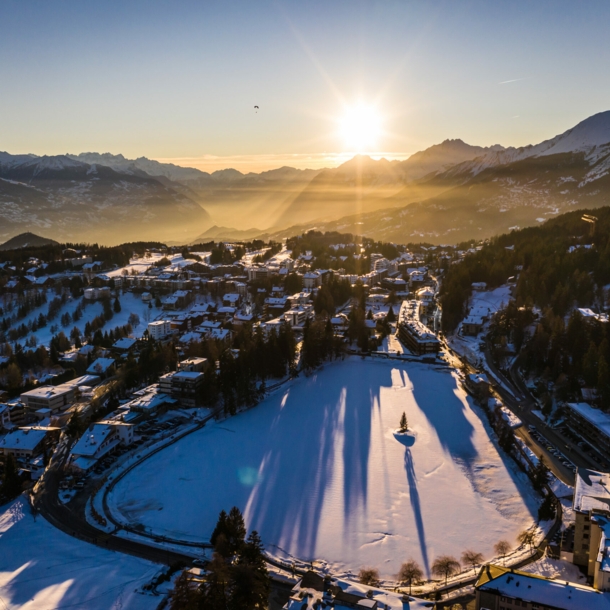 Blick auf Crans Montana im Sonnenuntergang.