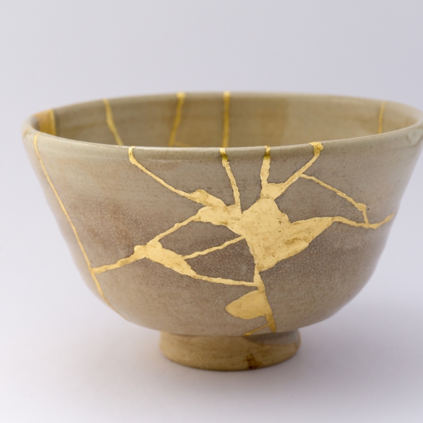 Japanische Keramikschale mit Kintsugi