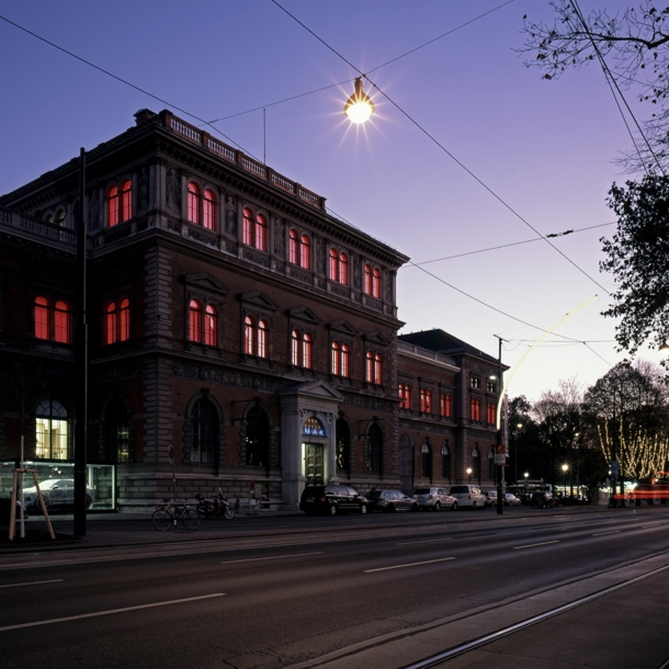 Permanente Lichtinstallation an der Fassade des MAK bei Nacht