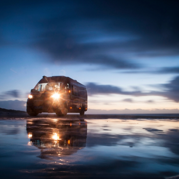 Ein Fahrzeug steht an der Nordsee in Dänemark am Strand.