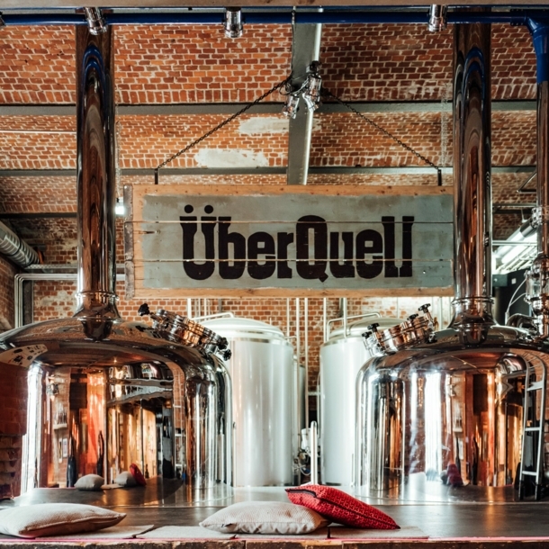 Produktionshalle der Mikrobrauerei ÜberQuell.