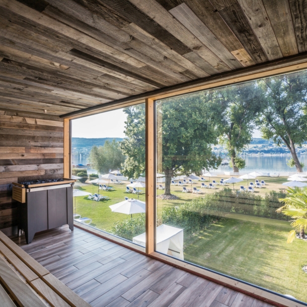 Eine Sauna mit großer Panoramascheibe