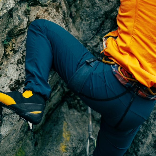 Closeup einer kletternden Person am Felsen.