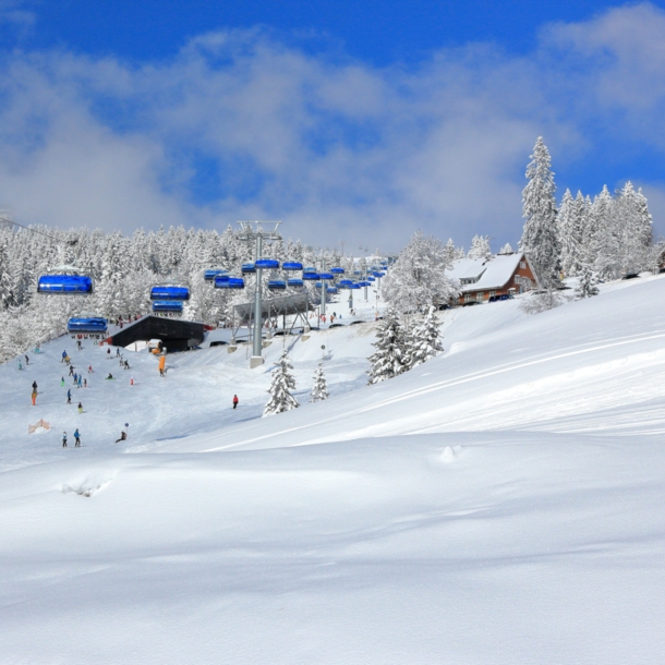 Skigebiet am Feldberg mit Sessellift und Personen auf der Piste