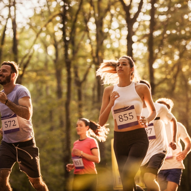 Eine Gruppe läuft einen Marathon