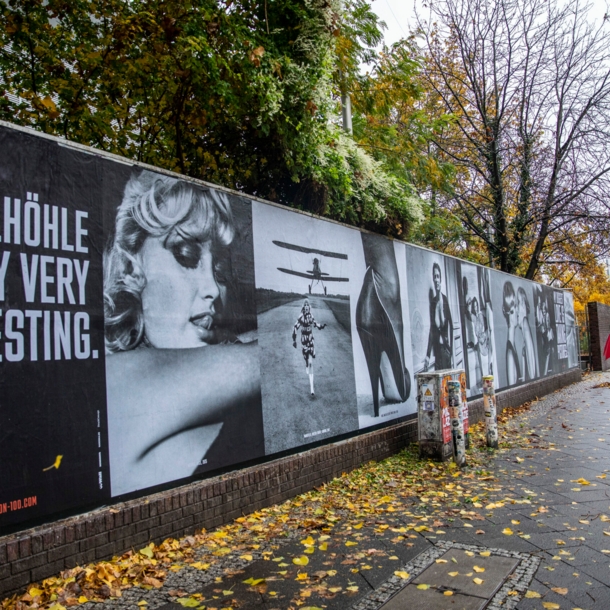 Plakate zur Ausstellung von Modefotograf Helmut Newton in Berlin