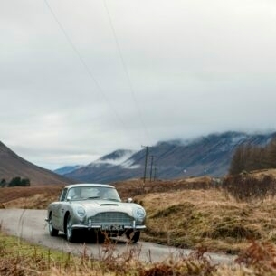 Ein Oldtimer Aston Martin DB5 von schräg vorne