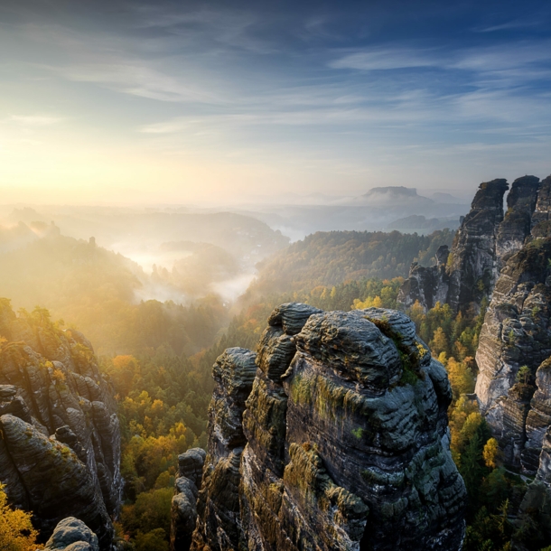 Das Elbsandsteingebirge im Sonnenaufgang.