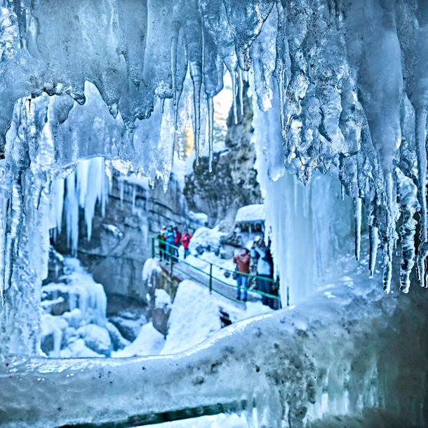 Eine Gruppe Touristen zwischen Eiszapfen.