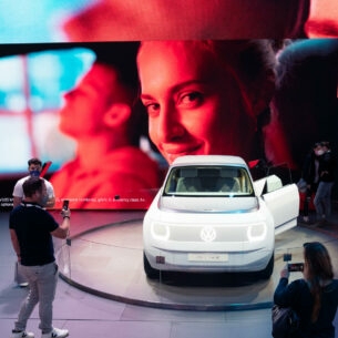 Besucher der Internationalen Automobil-Ausstellung begutachten Fahrzeuge