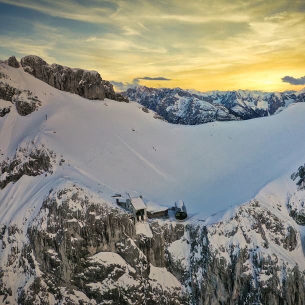 Bergstation der Karwendelbahn in schneebedecktem Berggelände