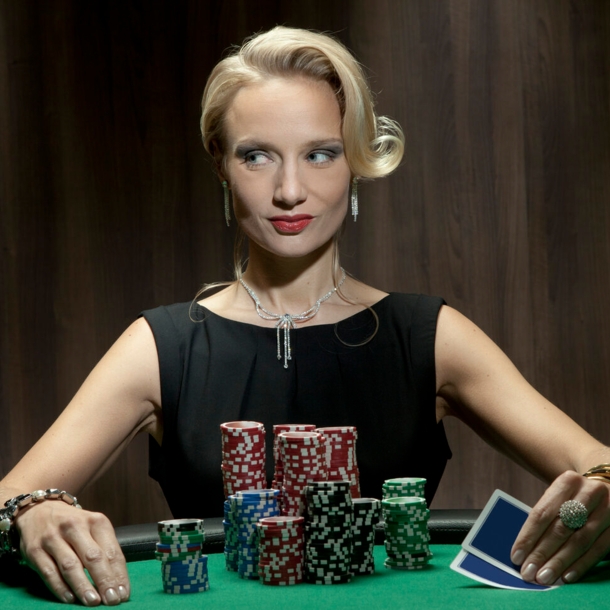 Eine elegant gekleidete Frau im Casino