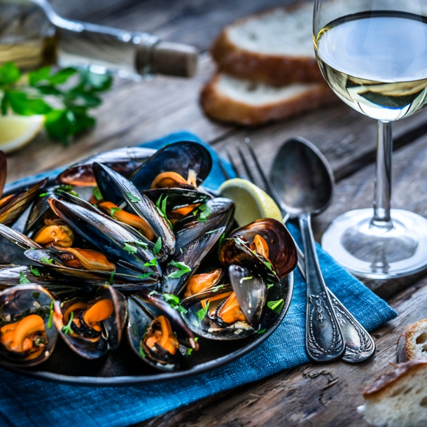 Gedämpfte Muscheln mit Weißwein und Baguette.