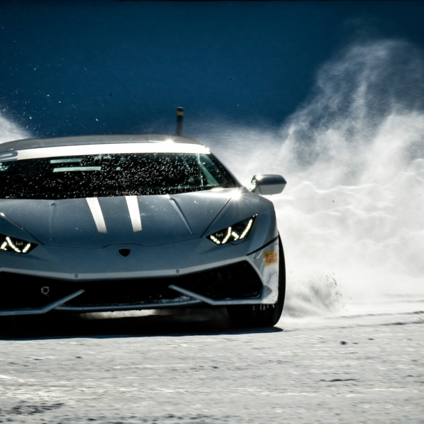 Ein Lamborghini Huracan driftet durch den Schnee