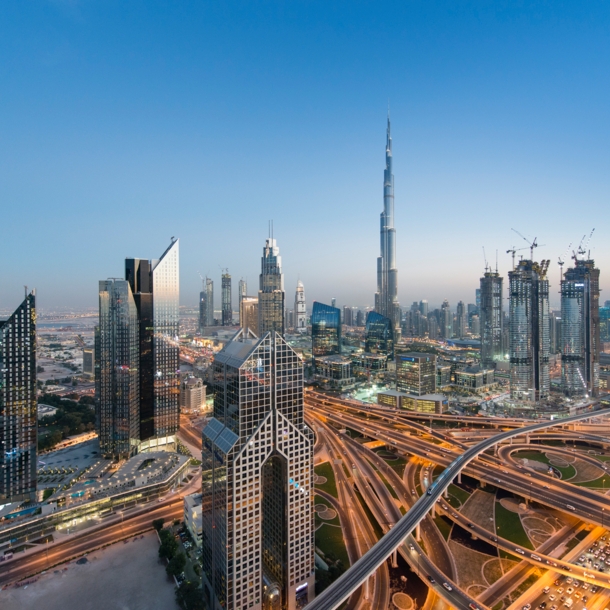 Die Skyline von Dubai im Abendlicht