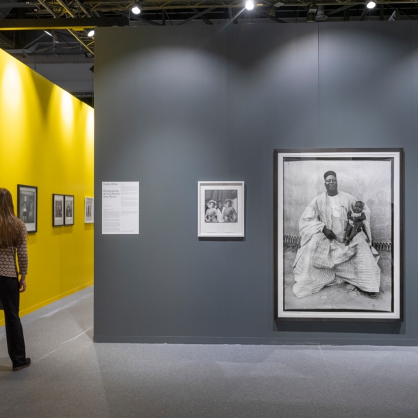 Eine Frau läuft durch eine Kunstausstellung