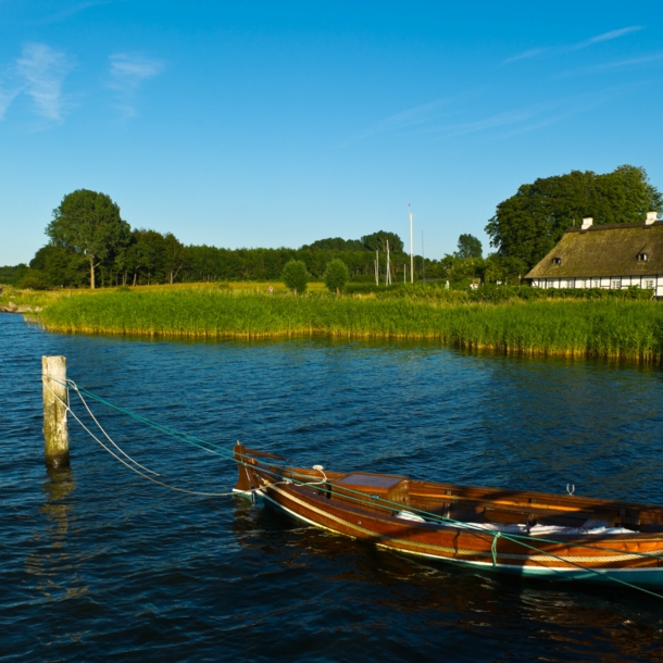 Reetdachhaus und Boot an der Schlei