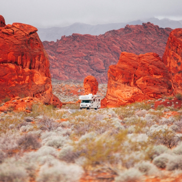 Ein Campervan fährt durch das Valley of Fire in Nevada