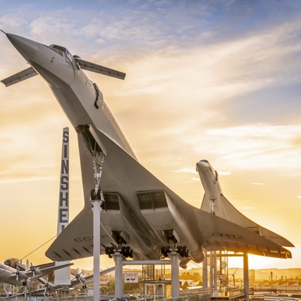 Zwei Überschall-Flugzeuge als Ausstellungsstücke des Technik Museums Sinsheim in der Abendsonne